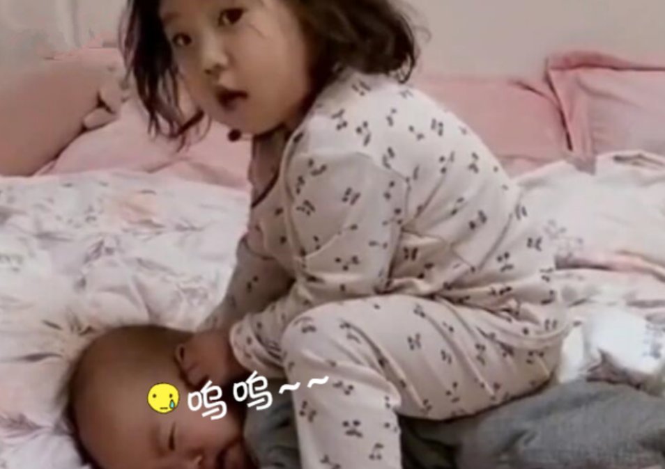 二宝|姐姐揪着弟弟耳朵“骑马”，被抓包后反应亮了，网友：这娃有前途