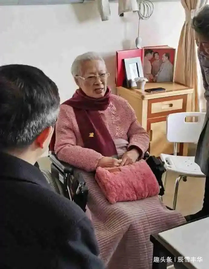 高雅|98岁秦怡美到了骨子里,病房里穿粉色“奶奶衫”,气质优雅又端庄