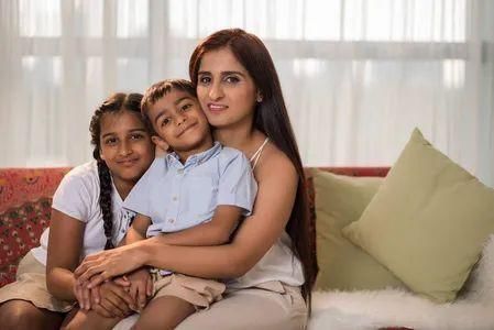 驼背|孩子最爱的4种坐姿,竟是“长不高”祸首,基因再好也无缘大长腿