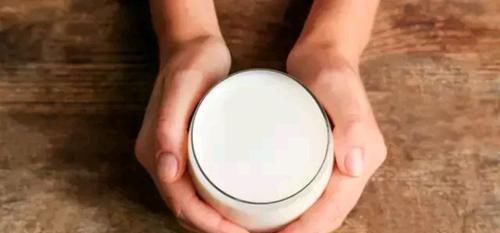 失眠|中老年人掌握正确喝奶方法,预防骨质疏松,帮助睡眠,保护心血管