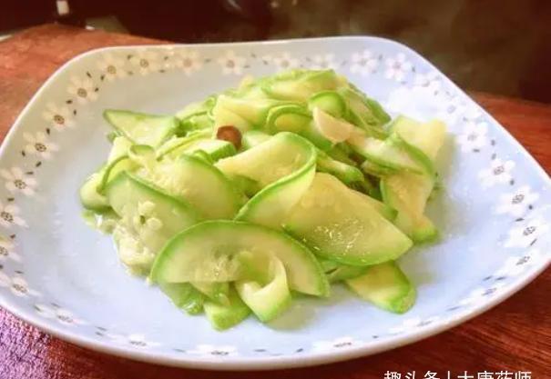 西红柿|蔬菜不是吃的越多越好！6种蔬菜不建议常吃，了解一下，别再吃错