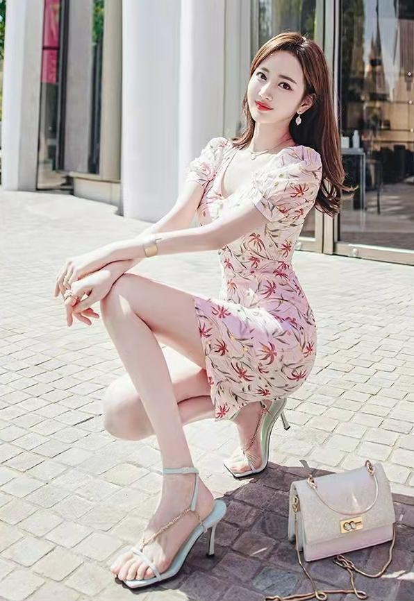 性感|浅粉色的连体包臀裙,枫叶印花设计的雪纺裙子,时尚性感气质绝伦