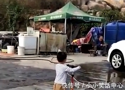 洗车|2岁萌娃排队求洗滑板车,暖心老板融化:他一直看着我笑