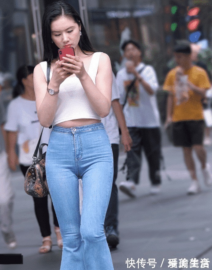 街拍|街拍牛仔裤好像有点大，但是适合微胖的小姐姐