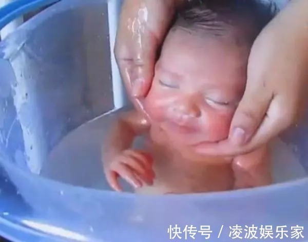 可爱|妈妈给新生儿洗澡,宝宝还以为自己没出生,这表情可爱到绝了