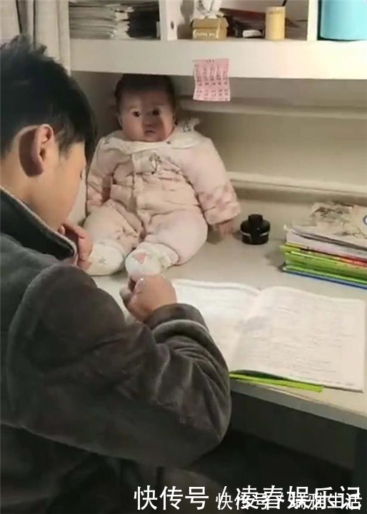 书桌|哥哥做试卷被难倒,把妹妹拎来当“吉祥物”,妹妹乖巧模样萌翻了