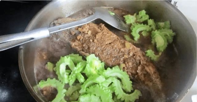 一道苦瓜鱼，美容养颜又减肥、关键做法还简单