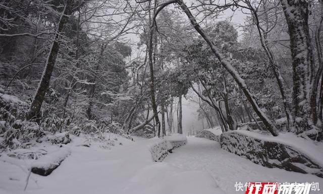 天门山|气温降“裹银装”张家界天门山景区迎来入冬首场降雪