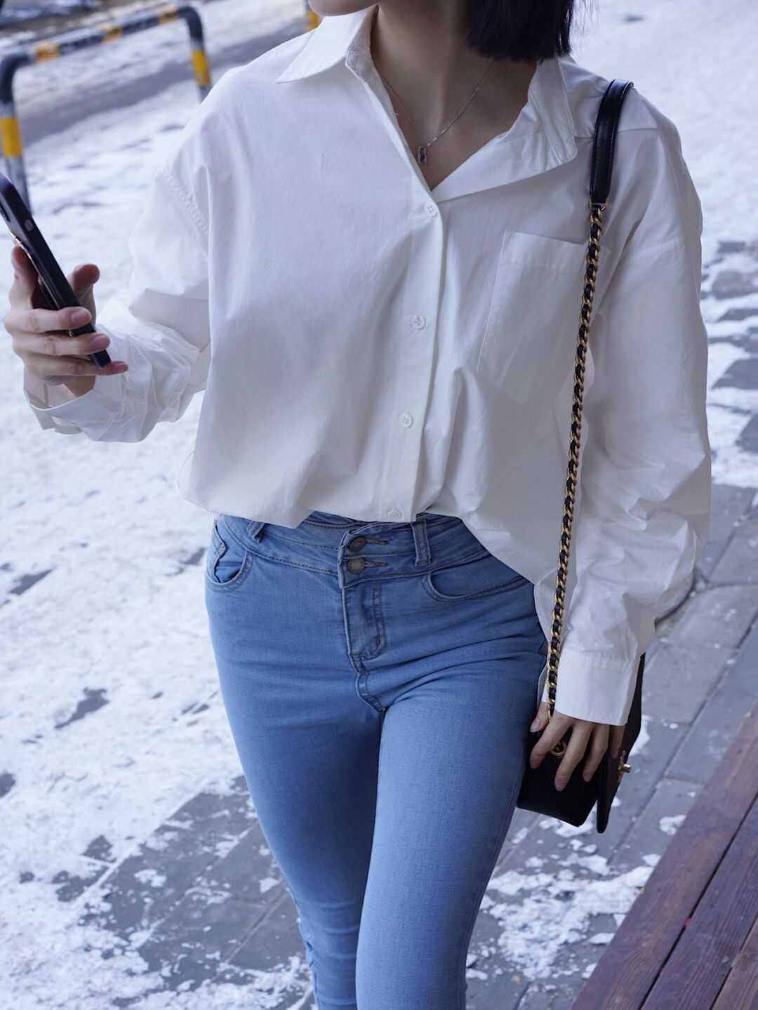 衬衫搭配|春天穿衣别再盲目跟风了!白衬衫+牛仔裤是今年顶流,简单大气