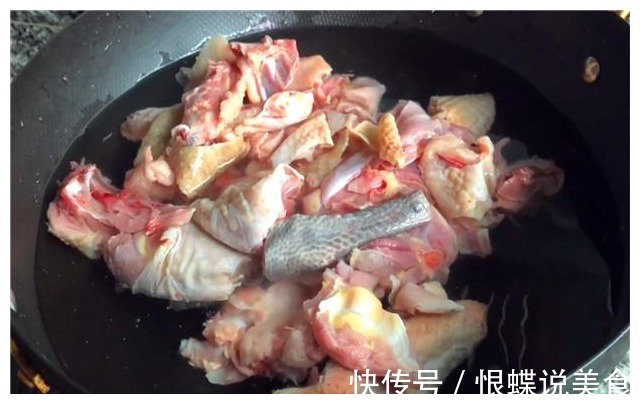 想要鸡汤好喝,炖鸡肉时不要直接入锅炖,多加一步骤,鸡汤特鲜!