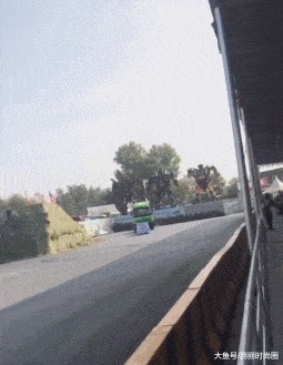 |搞笑GIF:夫妻在一起工作,这样才会更有安全感