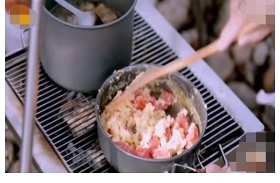 下廚|王一博首次下廚做飯,自嘲菜品看起來稀里嘩啦,錢楓評(píng)價(jià)太狗腿