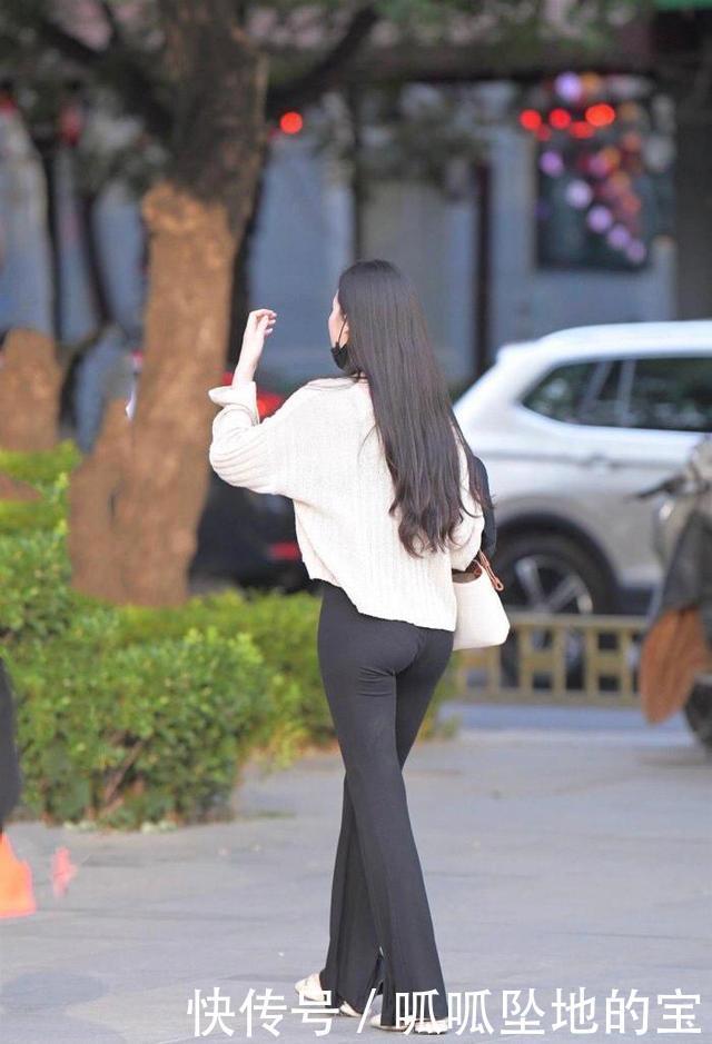 黑色修身打底裤，搭配米白色针织上衣，温文尔雅，清新又自然