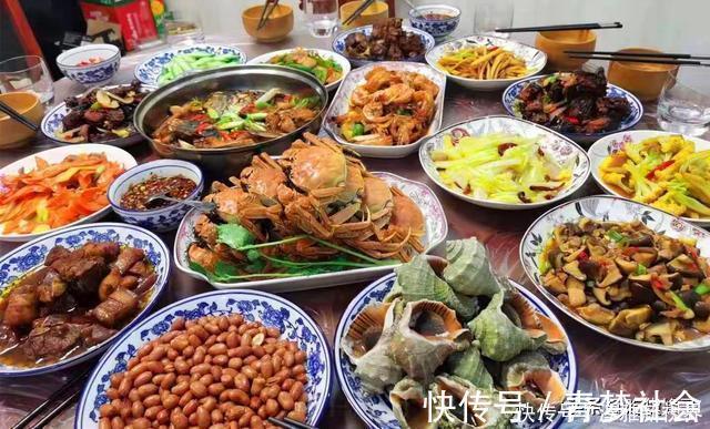 晒周末不同家庭的晚餐，有的丰盛，有的温馨，看完想去蹭饭