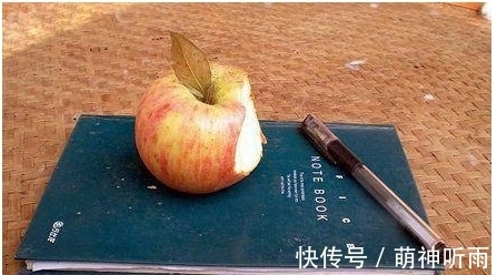 |搞笑图片幽默段子笑话:哈哈,狗狗学主人学得还挺像,一个样哦