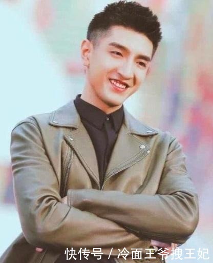 军婚文她签下离婚书远走,传闻产下双胞胎,从此军长全球缉捕!