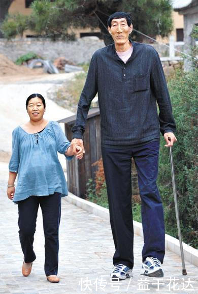 世界第一|身高2.36米的“巨人”,曾不顾医生阻拦执意生下一娃,后来怎样