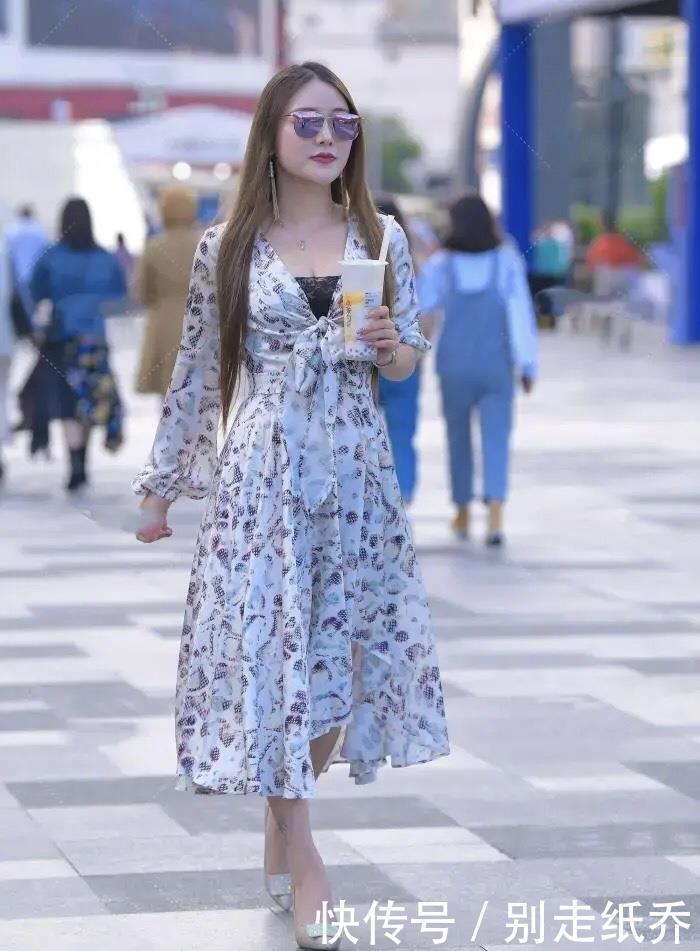 梦笑开娇靥,眼鬟压落花,轻纱连衣裙配银色高跟的时尚优雅穿搭