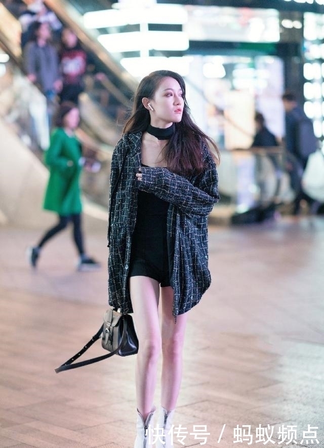 身材高挑|街拍:身材高挑的美女,白色一字肩上衣搭配黑色半裙,精致又漂亮