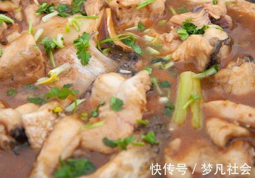 鲜嫩|炖鱼别再用料酒去腥了，试试多放一味料，鱼肉肉质鲜嫩，口感不腥