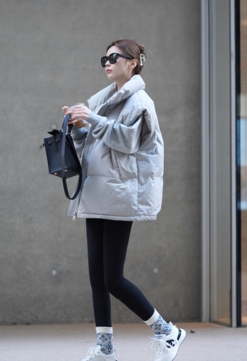 羽绒马甲|冬季穿衣别老一套,看看最潮的羽绒马甲,风格百变还时髦