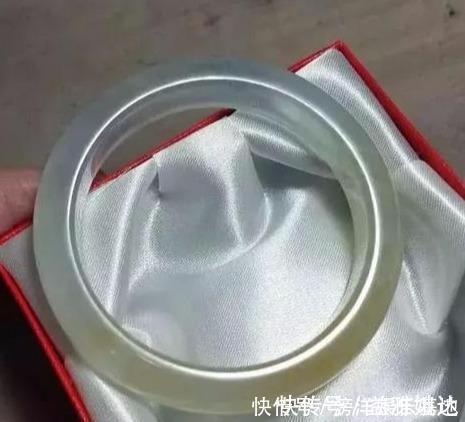全身|出自缅甸一块全身脱沙发黑的赌料，取出了完美的冰黄翡一镯两牌