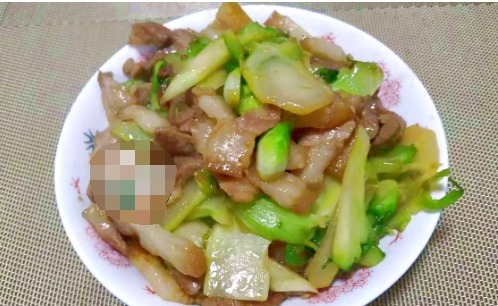 猪肉|这菜以前不懂都扔掉了,搭配猪肉一起炒,脆嫩爽口,炒一盘不够吃