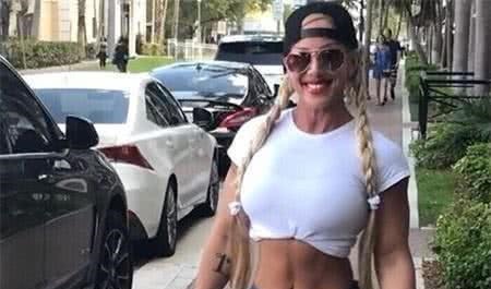 艾玛|50岁阿姨痴迷力量健身,拥有魔鬼身材,看起来却像20岁少女