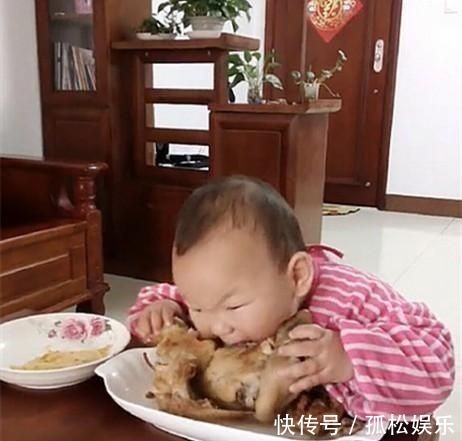 宝妈|孩子饿醒后哭了,卧室里却没找到孩子,宝妈走到客厅笑得停不下来