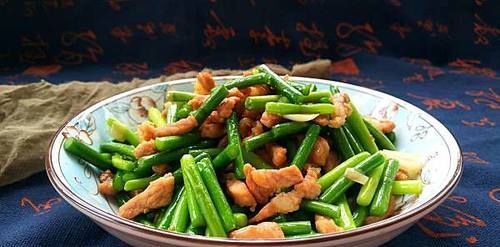 肉丝|炒猪肉时,先放油还是先放肉?很多人都搞错了,难怪肉又老又硬