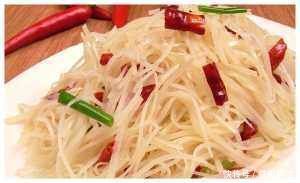 炒土豆丝时,别只知道泡水,多加“1点它”,土豆丝香脆不粘锅