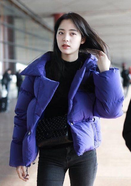小方块|小姐姐超会穿，军印花街头风卫衣现身机场，可甜可咸可萌可帅气