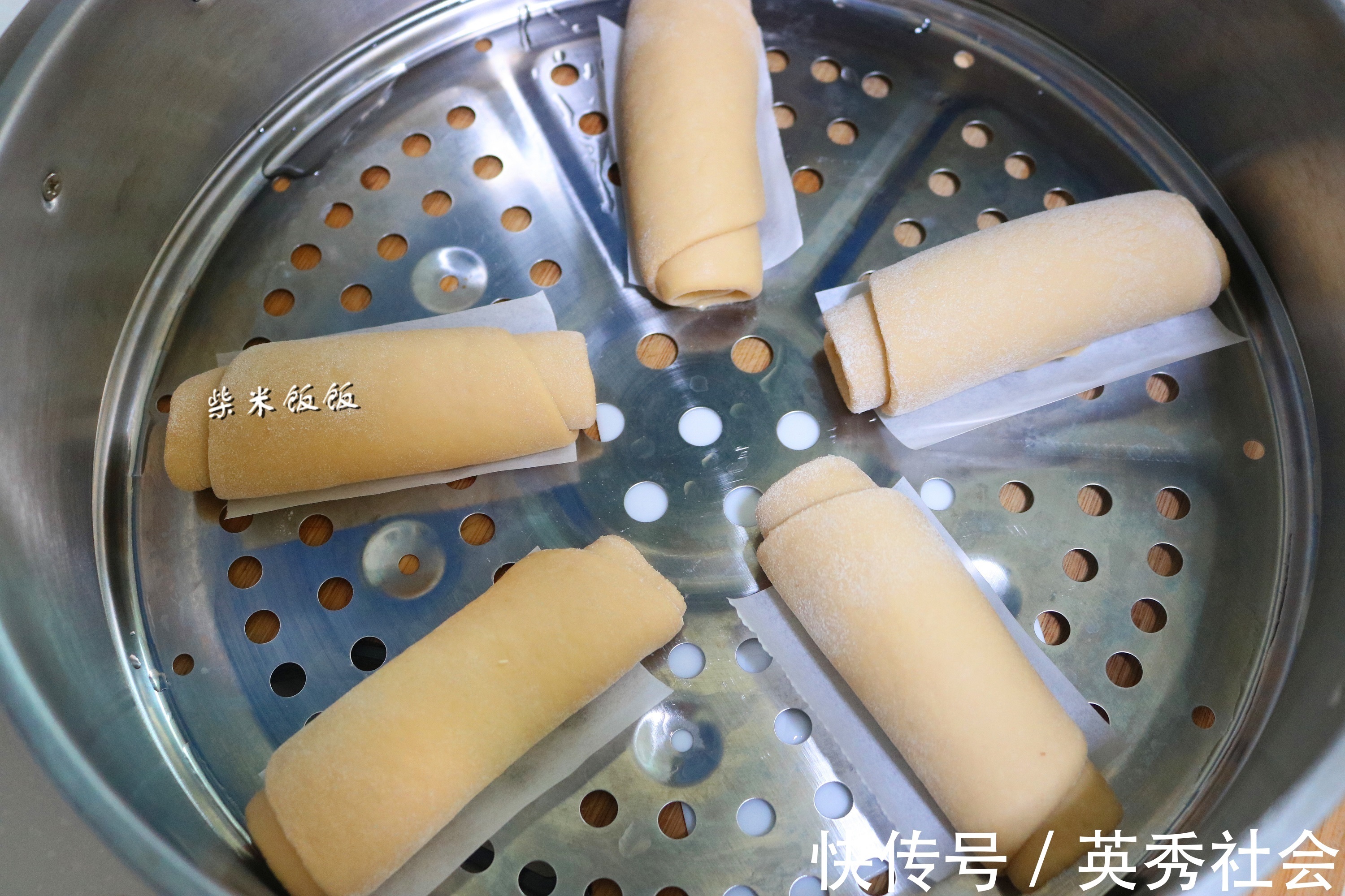 红糖|红糖馒头别买了,用这做法特别简单,不用费劲揉面,个个香软