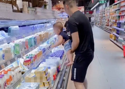 小手手|奶爸带娃“逛”超市火了,娃这年头大人真不好带,老是乱跑