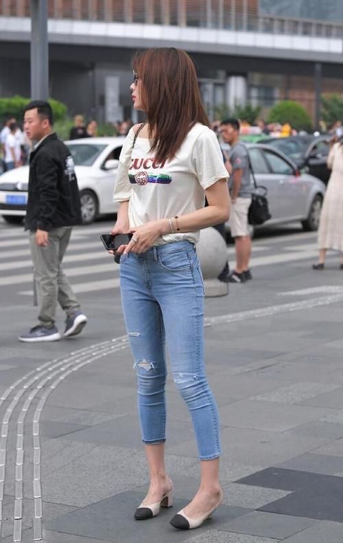 修身 时尚中释放个性，修身牛仔裤穿搭，给你想要的气质美
