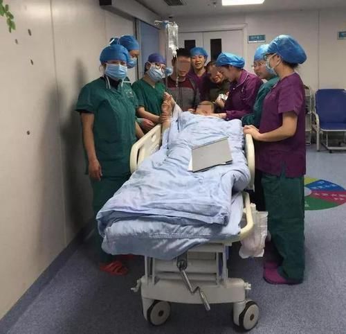 孕妇们|孕妇无麻醉直接剖宫产,医护人员含泪接生!女人才懂为母则刚