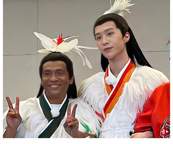 范丞丞|《青春周游記3》錄制，范丞丞短發(fā)亮眼，這一季能夠?yàn)榫琶门?
onload=