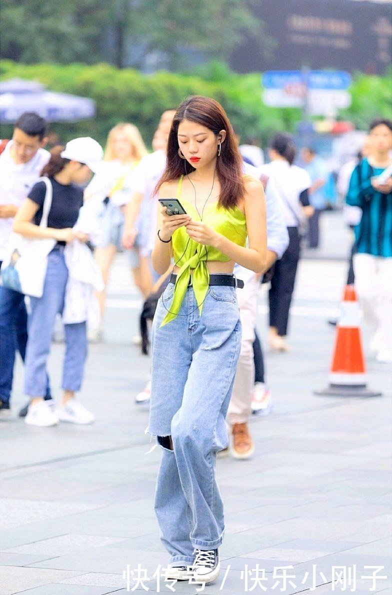 高个模特穿牛仔裤真好看,展示出一双大长腿,彰显轻熟的性感韵味