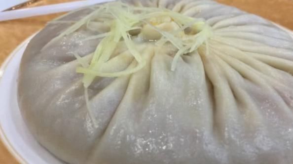 包子|朋友请客吃饭,每人分一个“水包子”,都说抠门,打开一看傻眼