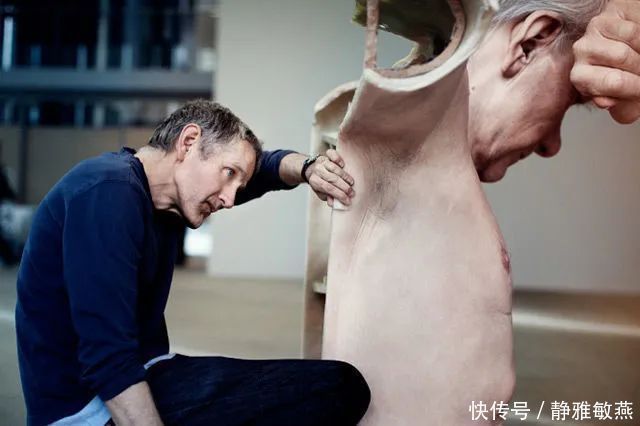 罗恩·穆克|耗费近1000个小时，艺术家一刀一刀地刻出堪比真人的雕塑