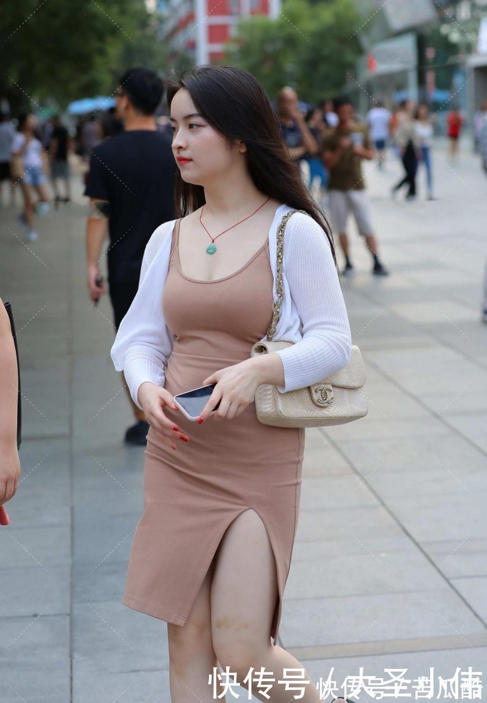 美女街拍：气质美女真是太有魅力了！ 是我喜欢的类型，想请她吃顿饭聊聊天