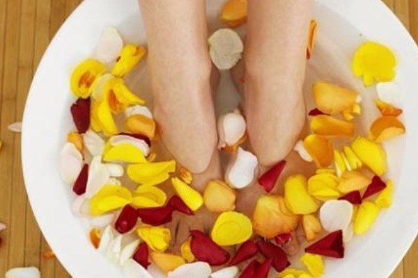 用桔子皮泡脚太厉害了,能缓解一大烦恼,中老