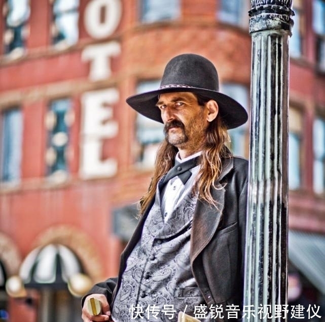 赌场$美国西部第一快枪手:正面单挑杀百人,第一次背对大门坐就死了