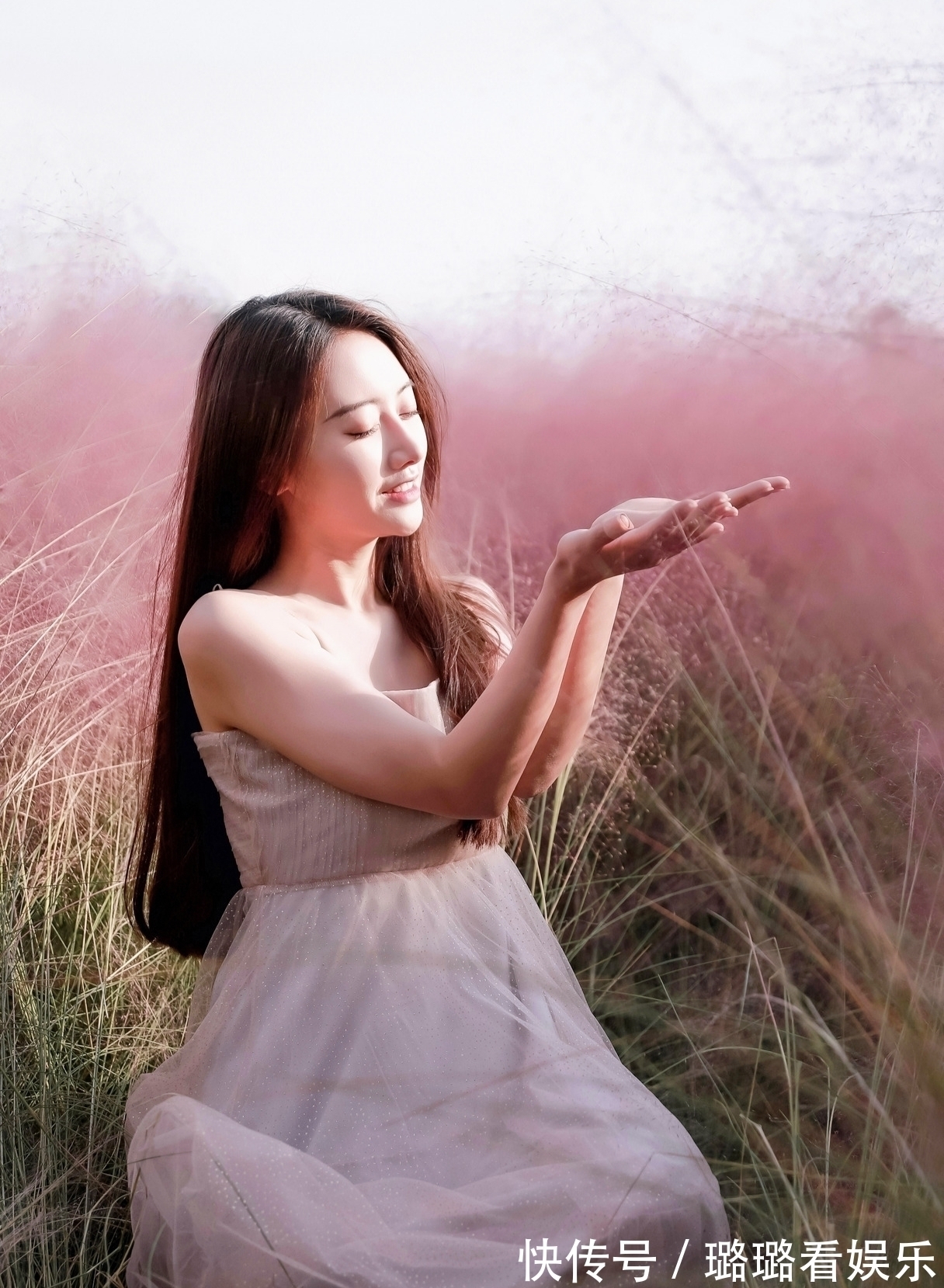 步云#七绝·十首丨潭里落霞随梦碎,侧身挥袖步云归