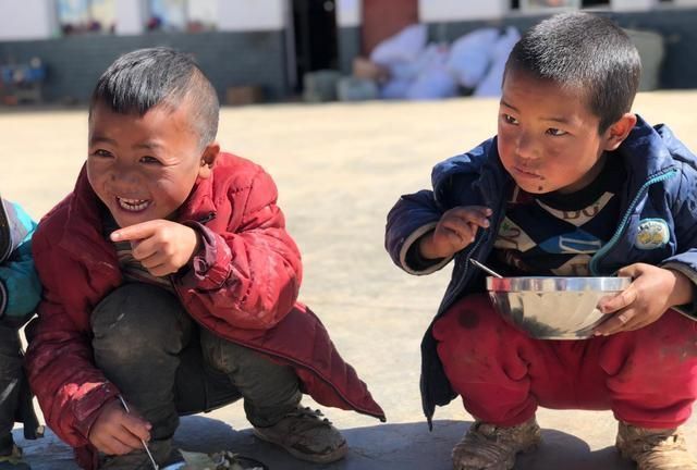 穷人家|穷孩子和富孩子,真的容易区分吗?即使穿着同样的校服,也能看出