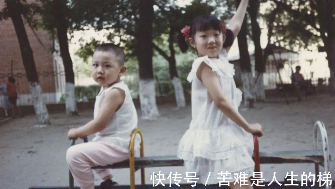 父母|二宝欲上前“捣乱”,被姐姐一个“眼神杀”吓退,乖怂表情亮了