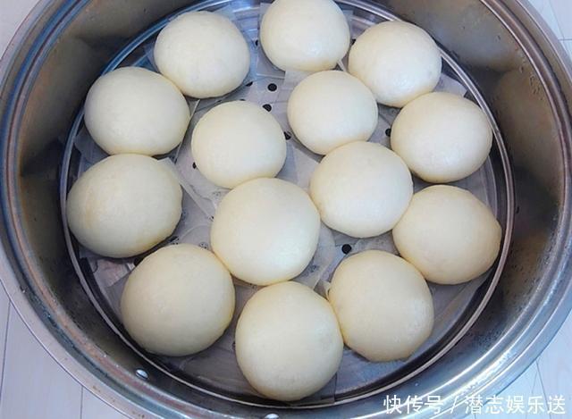 蒸馒头时,不要只加酵母,面里加这两样,馒头又白又软又香