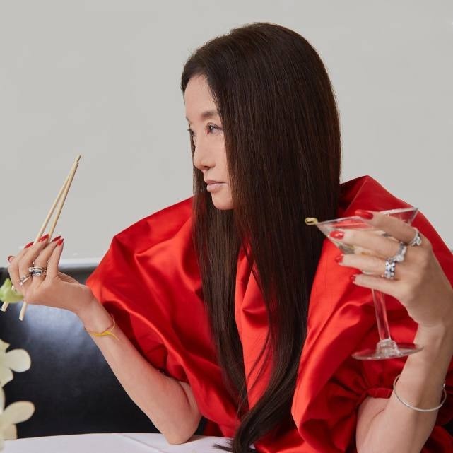 露肤 72岁王薇薇中餐厅独自过年,连换4套红礼服戴7个戒指,隆重却土味