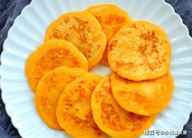 红薯不要只做烤红薯蒸红薯了，教你红薯饼新做法，香甜软糯