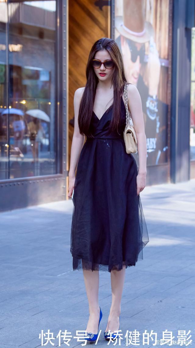 初秋时节穿吊带裙更有魅力，搭配宝蓝色尖头细跟鞋，高级又洋气